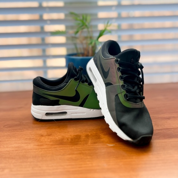Nike Girls Air Max Zero SE: Green Holographic - Picture 1 of 3